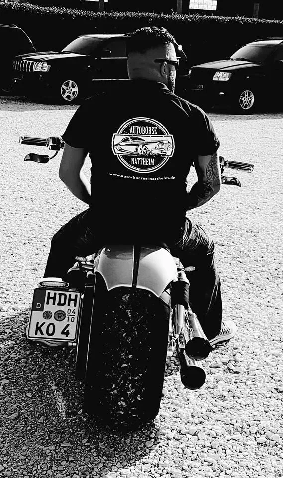 Harley-Davidson mit Autobörse-Nattheim-Logo auf dem Shirt