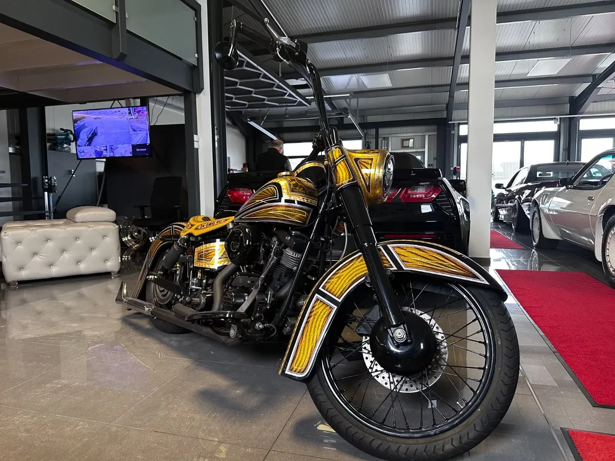 Harley-Davidson Shovelhead mit Goldlackierung in der Ausstellung