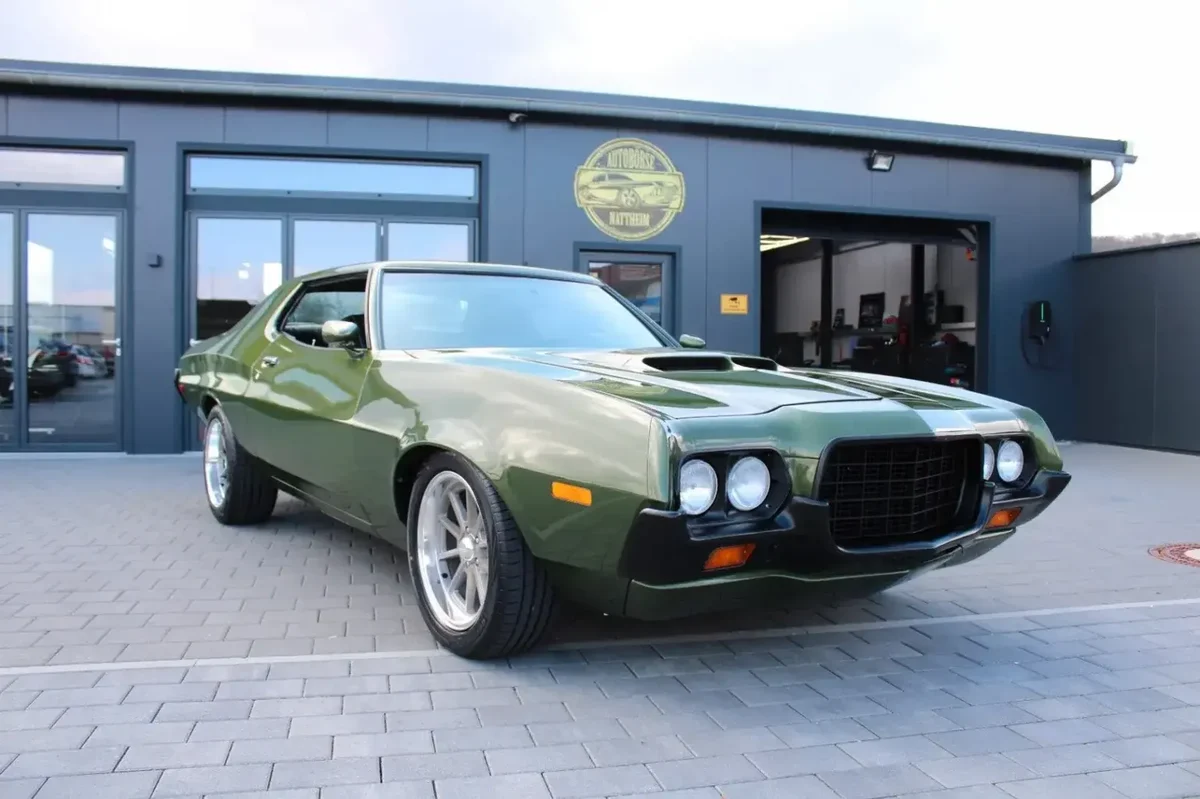 Ford Gran Torino vor der Autobörse Nattheim